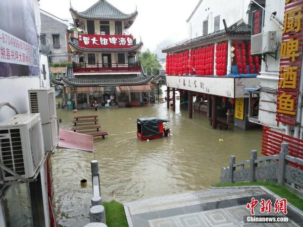 市民乘竹筏出行！廣西洪水侵襲7市致2死。（圖／翻攝中新網）