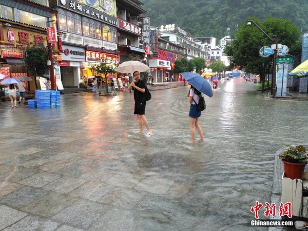 市民乘竹筏出行！廣西洪水侵襲7市致2死。（圖／翻攝中新網）