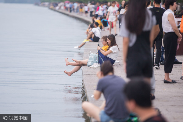 ▲▼浙江省杭州市西湖淪為洗腳池。（圖／CFP）