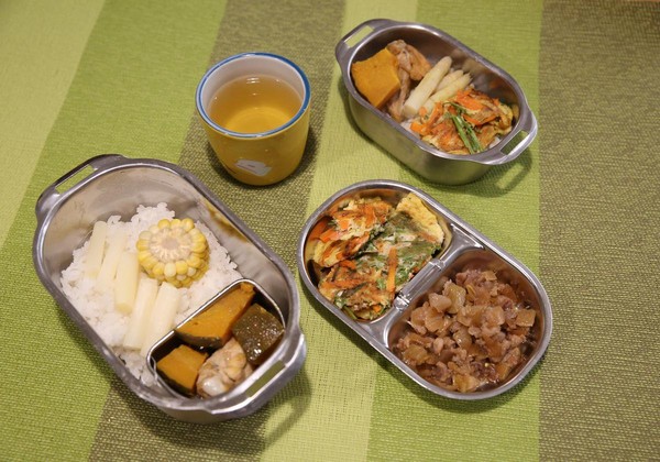 諶淑婷的4歲兒子因為看了龍貓卡通的緣故，也要求吃便當，一大一小的便當就是母子的午餐。