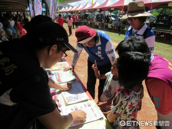 台東關山警察分局運用延平鄉公所辦理「鄉長盃全國布農族傳統弓箭射箭比賽」時機，宣導青春專案。（圖／台東縣警察局提供）