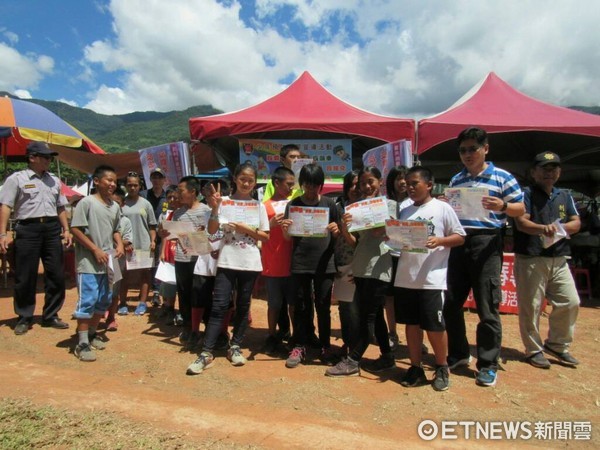 台東關山警察分局運用延平鄉公所辦理「鄉長盃全國布農族傳統弓箭射箭比賽」時機，宣導青春專案。（圖／台東縣警察局提供）