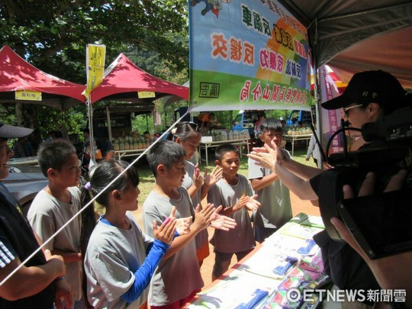 台東關山警察分局運用延平鄉公所辦理「鄉長盃全國布農族傳統弓箭射箭比賽」時機，宣導青春專案。（圖／台東縣警察局提供）