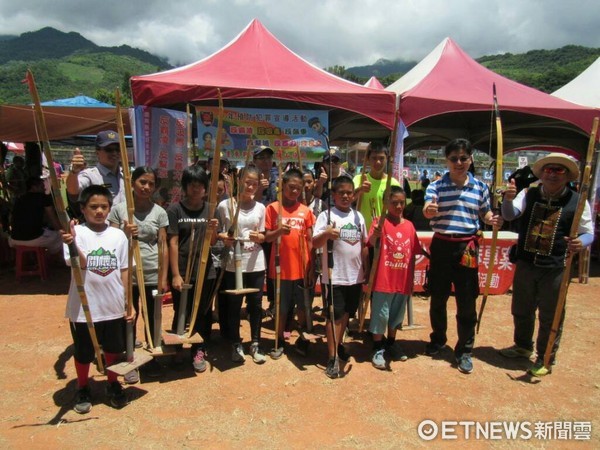 台東關山警察分局運用延平鄉公所辦理「鄉長盃全國布農族傳統弓箭射箭比賽」時機，宣導青春專案。（圖／台東縣警察局提供）