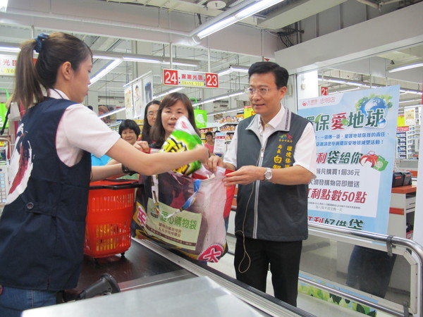 ▲【廣編】大潤發率先響應減塑　中市府加碼愛心購物袋（圖／台中市政府提供）