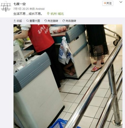 浙江6歲童收銀櫃枱下睡覺陪母，網民嘆生活不易。（圖／翻攝自七度一空微博）