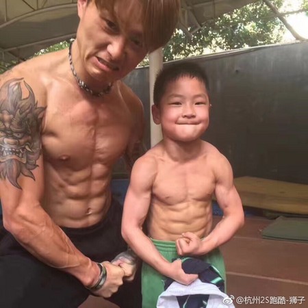 ▲▼浙江杭州7歲半男童陳憶擁有8塊腹肌，還在體操比賽奪得6枚金牌和1枚銀牌。（圖／翻攝杭州2S跑酷-獅子微博）