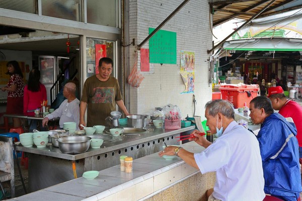 鄰近安平工業區的京華虱目魚，店面樸實、簡單，中午用餐時間食客絡繹不絕。