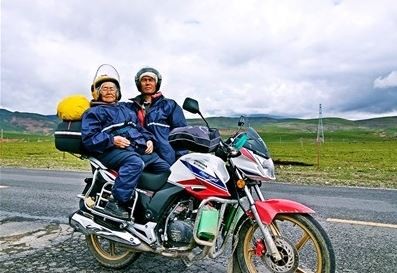 ▲宋健揮和84歲的老母親在騎行西藏的路上。（圖／翻攝自《騰訊新聞》）