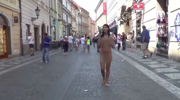 ▲裸女在捷克進行社會實驗。（圖／翻攝自網路）