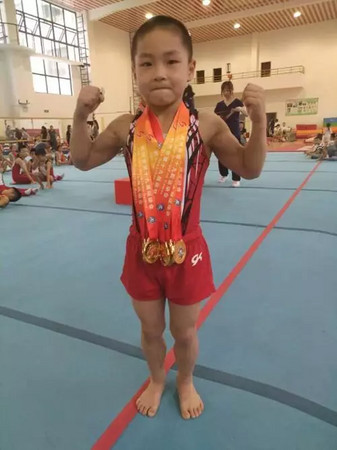 「因為體操很帥」，7歲體操男孩刻苦練出「8塊肌」。（圖／翻攝自杭州網）