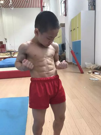 「因為體操很帥」，7歲體操男孩刻苦練出「8塊肌」。（圖／翻攝自杭州網）