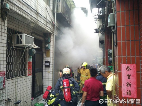 ▲台北市士林葫蘆街一處民宅火警，警消獲報撲滅火勢，但在屋內發現一具燒焦的老翁遺體。（圖／記者楊佩琪攝）