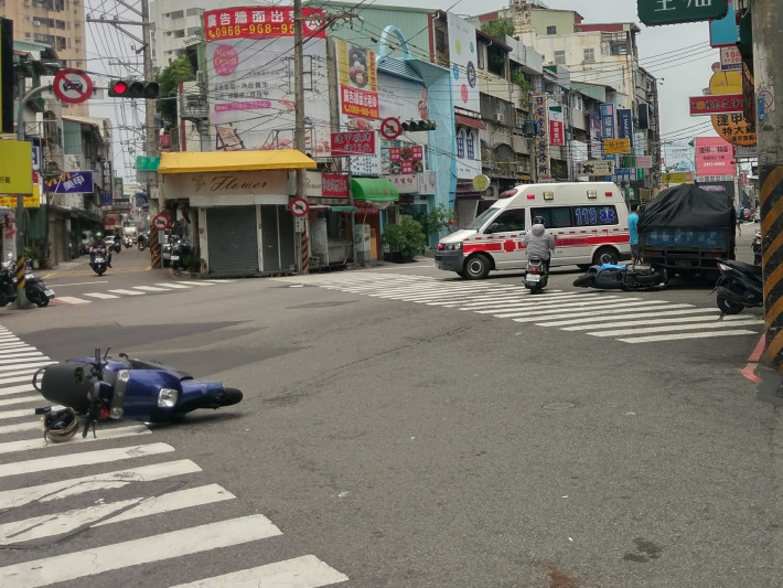 車禍傷者堅持去醫學中心…救護員手滑摔擔架　這下非送不可（圖／小檸檬供稿專用）