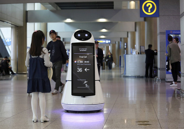 ▲▼LG製造的「服務機器人」進駐南韓仁川機場，可以帶領旅客快速找到登機門。（圖／達志影像／美聯社）