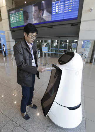 ▲▼LG製造的「服務機器人」進駐南韓仁川機場，可以帶領旅客快速找到登機門。（圖／達志影像／美聯社）