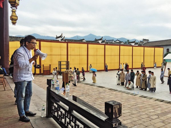 許傑輝在中國實境節目《全員加速》現場，為設計的橋段進行指揮調度。（許傑輝提供）
