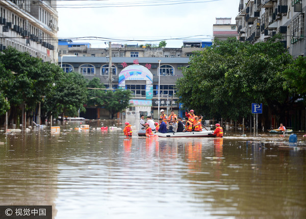 ▲▼2017年7月3日，廣西柳州市雒容鎮的街道被倒灌洪水淹沒，居民乘坐充氣艇在積水路段出行。（圖／CFP）