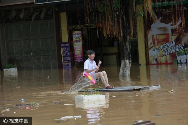 ▲▼2017年7月3日，廣西柳州市雒容鎮的街道被倒灌洪水淹沒，居民乘坐充氣艇在積水路段出行。（圖／CFP）