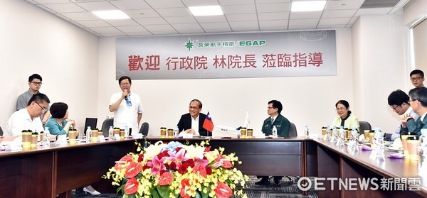 ▲蔡英文桃園行臨時取消，鄭文燦於陪同林全院長，造訪觀音工業區時，主動透露是「蔡身體微恙」。（圖／桃園市政府提供）