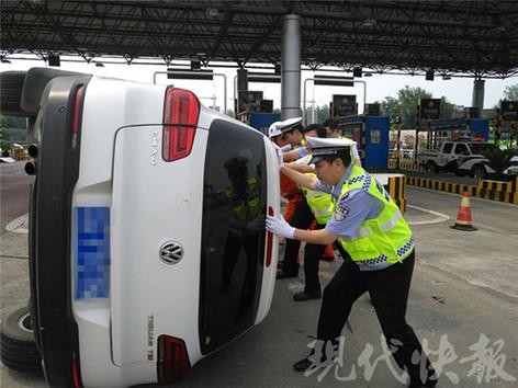 ▲▼南京女司機疲勞駕駛撞收費站，車輛四腳朝天。（圖／翻攝自大陸《現代快報》）