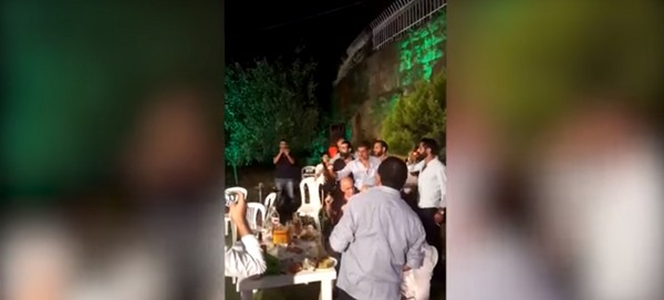 ▲新郎拿AK47掃射慶祝婚禮　結果打到攝影師。（圖／翻攝自YouTube）