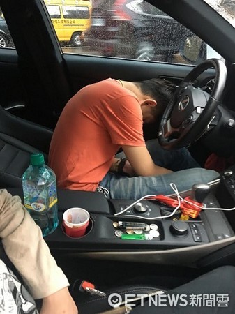 ▲駕駛百萬名車的吸毒犯李男趴在方向盤呼呼大睡。（圖／中壢警分局提供）
