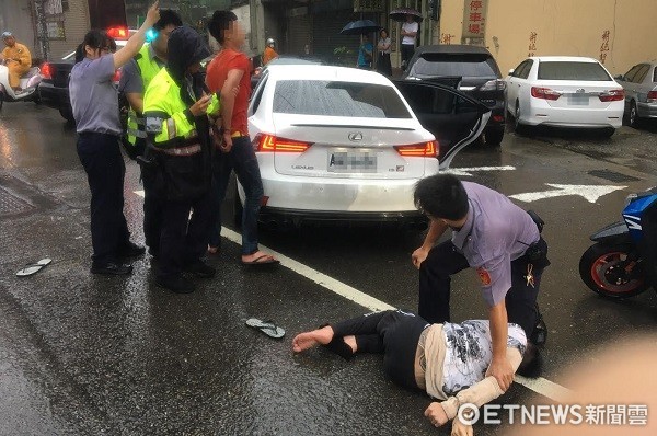 ▲試圖逃跑的李姓男子為警方所制伏，連拖鞋也散落一地。（圖／中壢警分局提供）