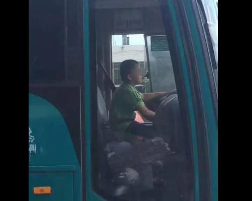 男童偷開巴士兜風。（圖／翻攝自澎湃新聞）