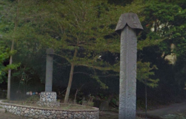 堅挺石柱如男性下體　新竹錦屏公園原住民雕刻被當成陽具。（圖／翻攝自GOOGLE MAP）