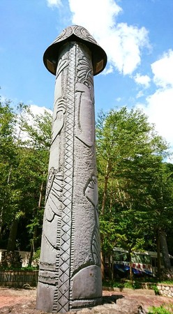堅挺石柱如男性下體　新竹錦屏公園原住民雕刻被當成陽具。（圖／翻攝自比麟陽具公園）