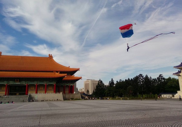 ▲▼神龍小組帥氣降落自由廣場。（圖／陸軍提供）