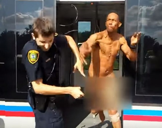 ▲▼休士頓一名男子裸體逛地鐵，還攻擊警察，最後被制伏在地。（圖／翻攝自YouTube）