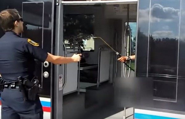 ▲▼休士頓一名男子裸體逛地鐵，還攻擊警察，最後被制伏在地。（圖／翻攝自YouTube）