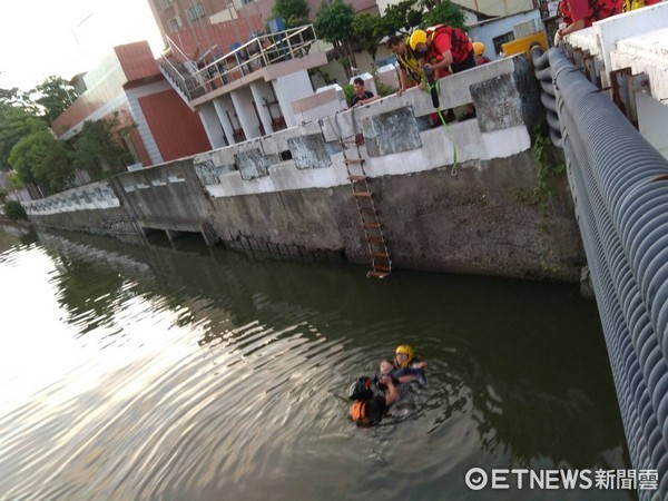 ▲台南市消防局與市警四分局，合力成功將跳水女子搶救送醫挽回一命。（圖／記者林悅翻攝）