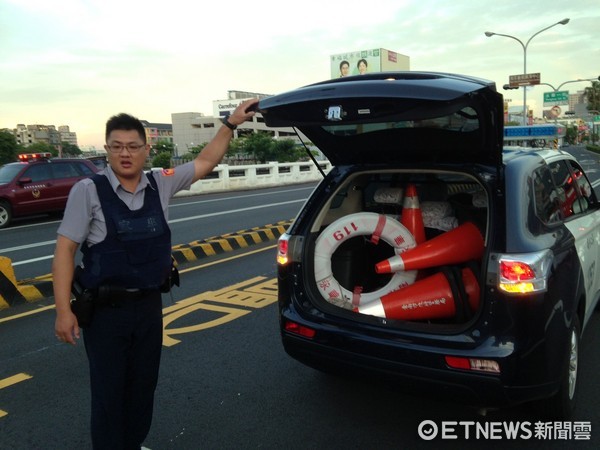 ▲轄區員警使用台南市消防局於安平運河沿岸廣設之救生圈，進行初步救援。（圖／記者林悅翻攝）