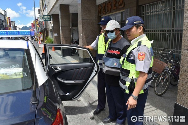 台東池上分駐所為提升金融機構行員警覺心及熟悉通報程序，假池上農會信用合作部實施「防搶演練」，過程逼真。（圖／台東縣警察局提供）