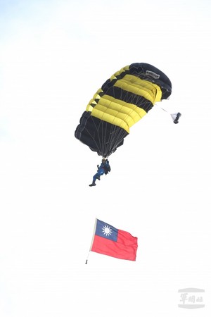 神龍小組高空跳傘預演　展現高超戰技