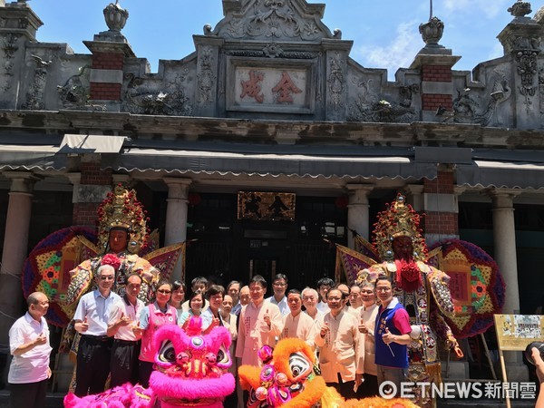 ▲台史博、木博館與大溪江家共同合作，將原出大溪江家的全成牌匾掛回江家公廳。（圖／台史博提供）