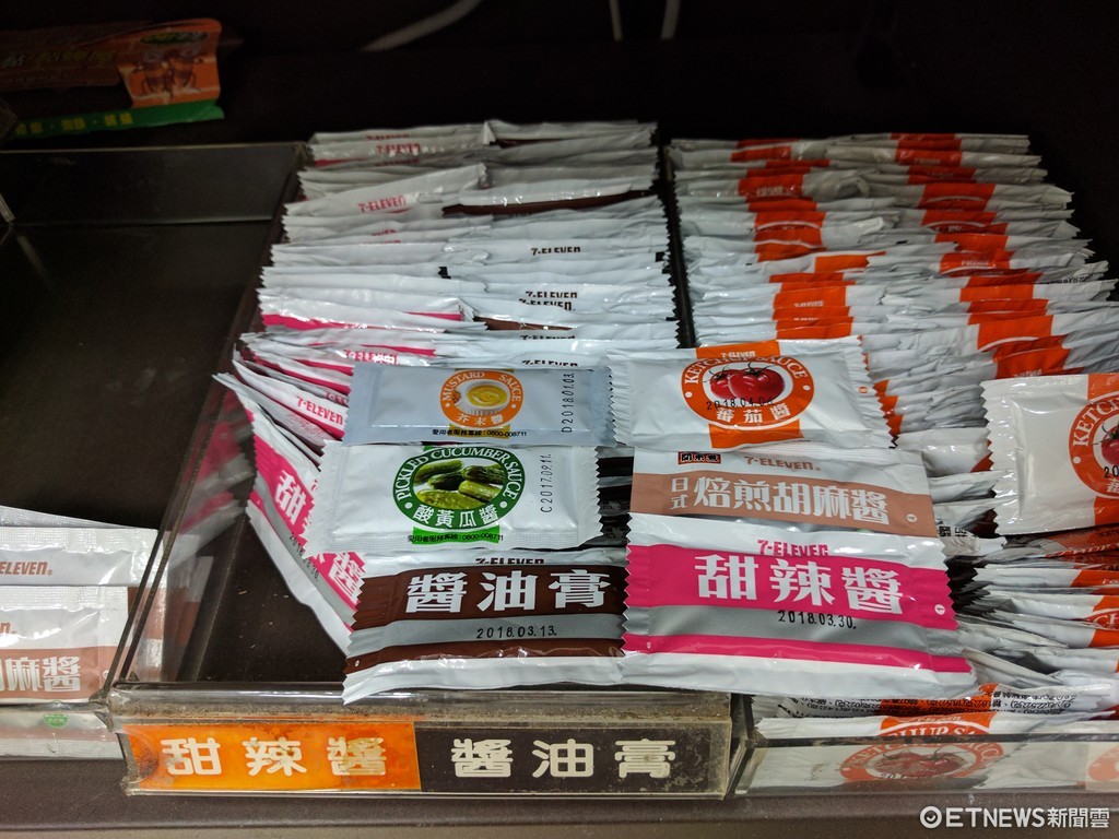 7-11、關東煮醬、日式焙煎胡麻醬、胡麻醬、甜辣醬、蕃茄醬、醬油膏、醬料、醬料區。（圖／記者黃君瀚攝）