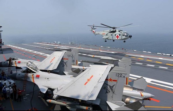 中國軍網英文版釋出多組遼寧艦演練高清細節圖，直-8救援型進行起降演練。（圖／翻攝自中國軍網）