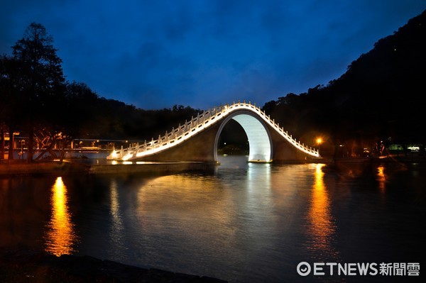 ▲▼台北市內湖大湖公園錦帶橋夜景。（圖／台北市政府工務局公園處）