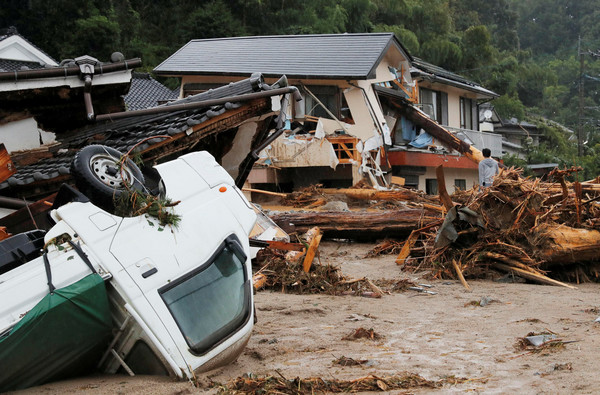 ▲▼暴雨襲擊日本朝倉區後，房屋和車輛受到河流的破壞。（圖／路透社）