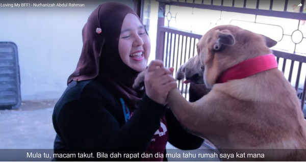 ▲▼穆斯林女子養狗被批。（圖／翻攝自YouTube）