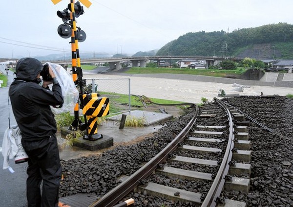 暴雨襲日本九州　暴漲溪水沖斷JR鐵橋、50萬人緊急避難。（圖／翻攝自推特@saorigrandpa）