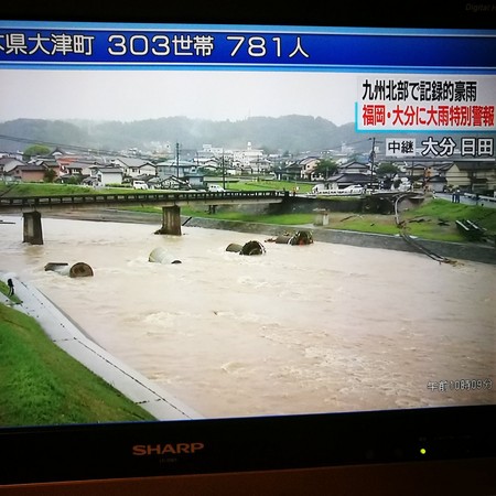 暴雨襲日本九州　暴漲溪水沖斷JR鐵橋、50萬人緊急避難。（圖／翻攝自推特@kotorideux）