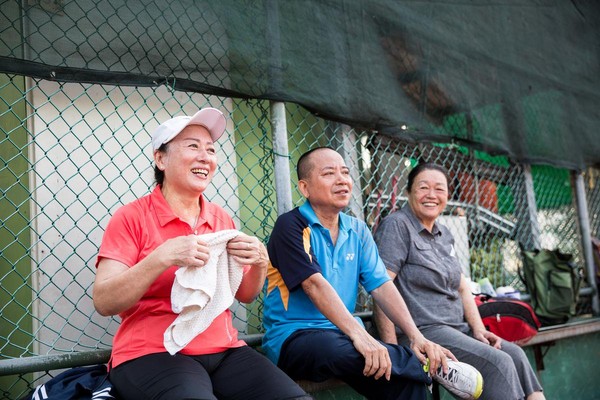 林美津(左)與先生郭連進(中)在網球場相識相戀，右為同樣愛好網球運動的母親。