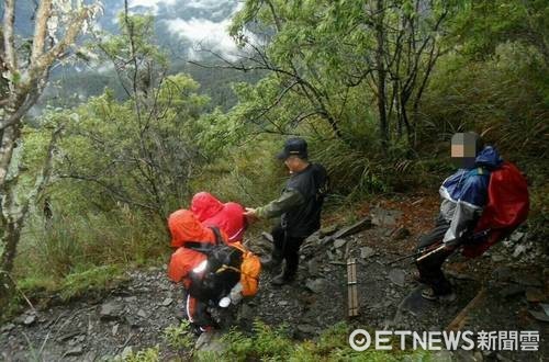 ▲一名85歲的老先生試圖和朋友們登上玉山，沒想到卻因為午後雷陣雨而滑落步道外的山坡10公尺。（圖／保七總隊提供。）