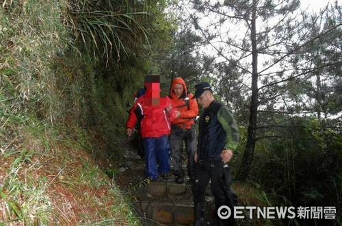 ▲一名85歲的老先生試圖和朋友們登上玉山，沒想到卻因為午後雷陣雨而滑落步道外的山坡10公尺。（圖／保七總隊提供。）