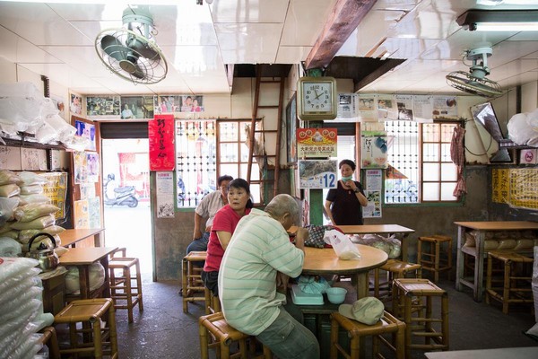 竹凳、木桌、鐵花窗和牆邊成堆的各式糖包，「龍泉冰店」的風景就像台灣老一輩人樸實的生活景況。